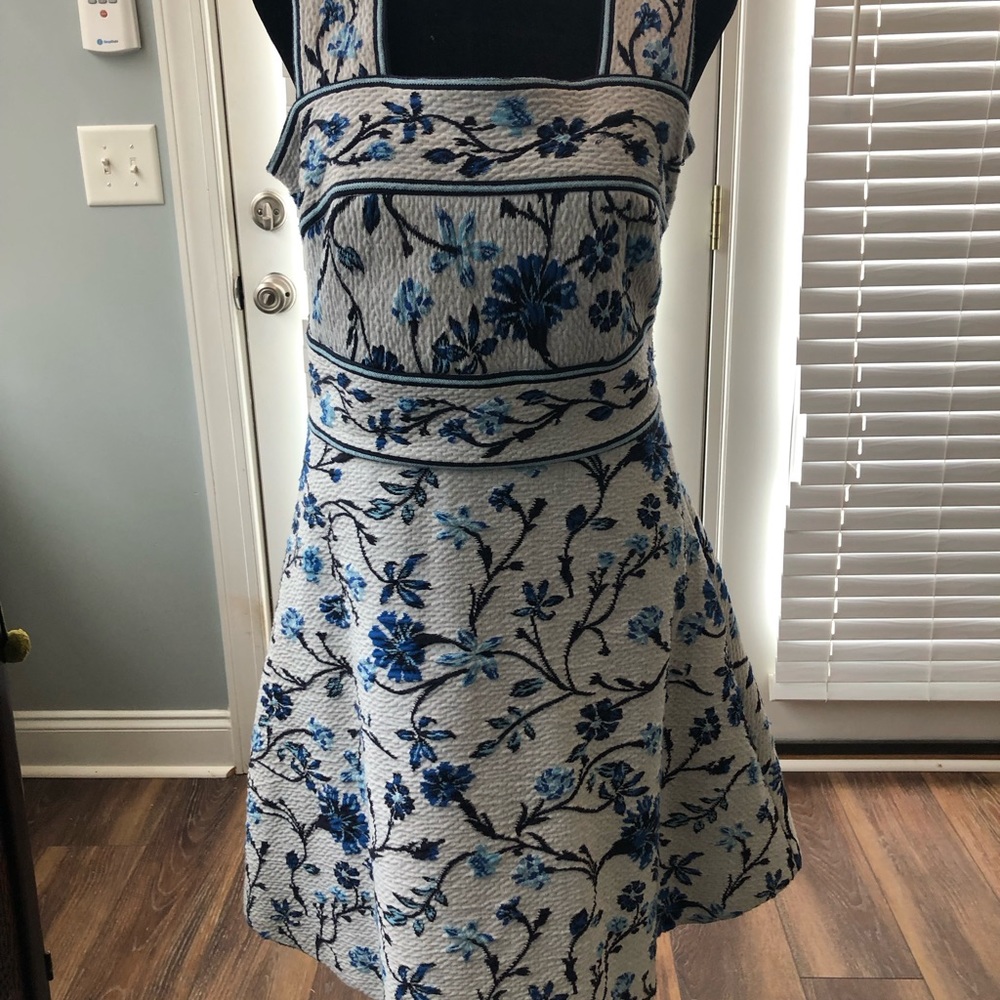 Lovely, flowered, textured dress/jumper. Cotton lining on the inside. Zipper.
